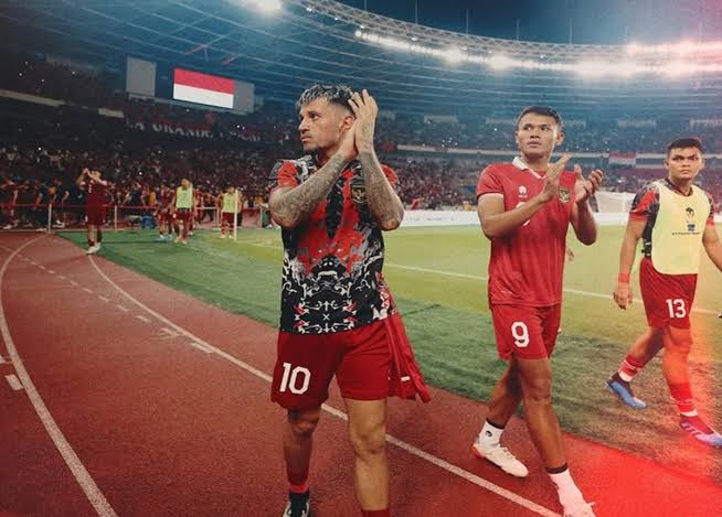 Foto : 
Stefano Lilipaly, Dimas Drajat dan Rachmat Irianto menyapa suporter seusai laga Timnas Indonesia di SUGBK, Jakarta. Stefano Lilipaly kembali mendapat panggilan memperkuat Timnas Indonesia setelah lama absen. Foto: Instagram @stefanolilipaly
