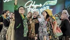 Foto : Bupati Pamekasan, H. Baddrut Tamam saat hadir dalam road show gebyar batik Pamekasan di Kota Malang.