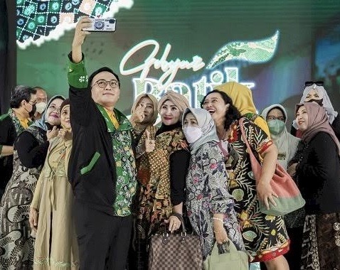 Foto : Bupati Pamekasan, H. Baddrut Tamam saat hadir dalam road show gebyar batik Pamekasan di Kota Malang.