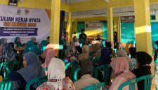 Foto : Mahasiswa Kuliah Kerja Nyata (KKN) Posko 32 UIN Madura yang digelar di Balai Desa Polagan 