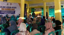 Foto : Mahasiswa Kuliah Kerja Nyata (KKN) Posko 32 UIN Madura yang digelar di Balai Desa Polagan 