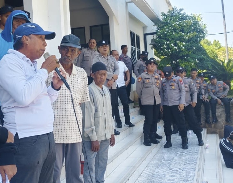Foto : Massa Aksi Yayasan Tanah Leluhur (YTL) 
