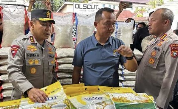 Foto : Direktorat Reserse Kriminal Khusus (Ditreskrimsus) Polda Riau menggerebek sebuah gudang beras oplosan di Jalan Lembaga Pemasyarakatan, Kecamatan Sail, Kota Pekanbaru.