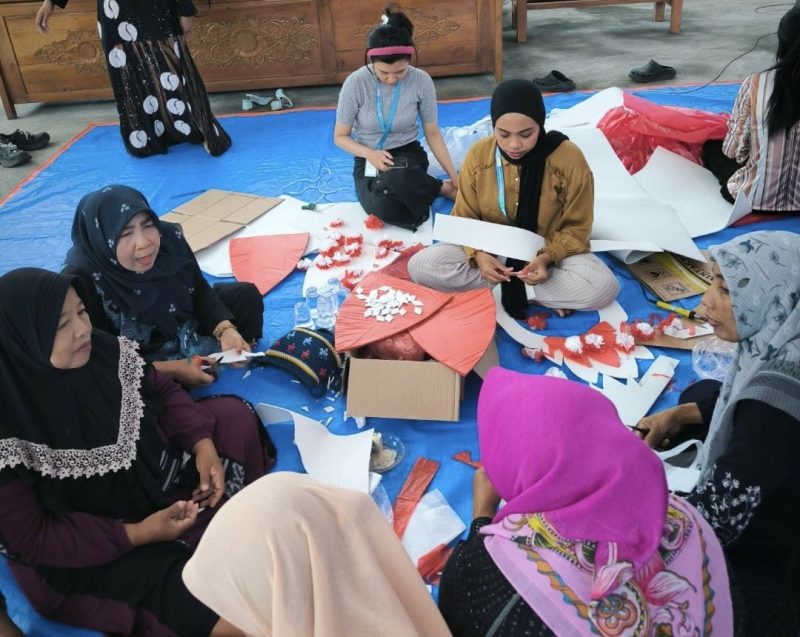Foto : mahasiswa Universitas Negeri Malang (UM) yang tengah melaksanakan Kuliah Kerja Nyata (KKN) di Desa Genengwaru, Kecamatan Rembang, Kabupaten Pasuruan. 