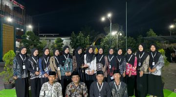 Foto : Mahasiswa KKN Posko 7 Fakultas Tarbiyah UIN Madura berfoto bersama di IBS Padepokan Kyai Mudrikah Kembang Kuning, Desa Lancar, Kecamatan Larangan, Kabupaten Pamekasan, usai penutupan program pengabdian masyarakat, Kamis malam (7/8/2025).