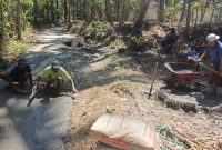 Foto : Warga Desa Andulang bergotong royong memperbaiki jalan rusak di Dusun Dikkodik, Desa Gapura Timur, Kecamatan Gapura, Sumenep, Senin (25/8/2025). Perbaikan dilakukan secara swadaya setelah puluhan tahun jalan penghubung dua desa ini terbengkalai.