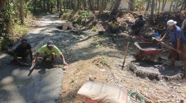 Foto : Warga Desa Andulang bergotong royong memperbaiki jalan rusak di Dusun Dikkodik, Desa Gapura Timur, Kecamatan Gapura, Sumenep, Senin (25/8/2025). Perbaikan dilakukan secara swadaya setelah puluhan tahun jalan penghubung dua desa ini terbengkalai.