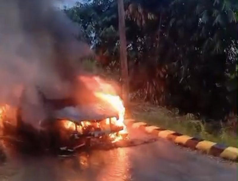 Foto : Mobil BMW milik Surya Adi Putra, menantu Kepala Desa Sera Tengah, terbakar di Desa Sera Tengah, Kecamatan Bluto, Sumenep pada Senin (18/08/2025) sore.