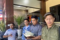 Foto : Dear Jatim saat melaporkan dugaan ketidakprofesionalan penanganan kasus korupsi Gebyar Batik Pamekasan ke Bid Propam Polda Jatim, Senin (25/8/2025)
