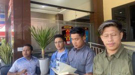 Foto : Dear Jatim saat melaporkan dugaan ketidakprofesionalan penanganan kasus korupsi Gebyar Batik Pamekasan ke Bid Propam Polda Jatim, Senin (25/8/2025)