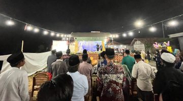 Foto : Suasana malam perpisahan KKN UIN Madura Posko 12 Desa Bangkes di halaman Balai Desa, Minggu (10/8) malam, yang dihadiri perangkat desa, tokoh masyarakat, dan ratusan warga