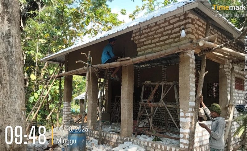 Foto : Pembangunan Musolla Umum Detikzone di Desa Jadung, Kecamatan Dungkek, Sumenep, yang kini telah mencapai progres sekitar 70 persen, Minggu (10/8/2025).