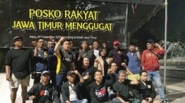 Foto : Rakyat Jawa Timur Menggugat berpose di depan posko perjuangan mereka di Gedung Negara Grahadi, Surabaya. Posko ini menjadi simbol perlawanan rakyat terhadap ketidakadilan dan korupsi di Jawa Timur