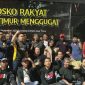 Foto : Rakyat Jawa Timur Menggugat berpose di depan posko perjuangan mereka di Gedung Negara Grahadi, Surabaya. Posko ini menjadi simbol perlawanan rakyat terhadap ketidakadilan dan korupsi di Jawa Timur