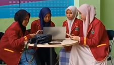 Tangkap Layar (Mahasiswa UIN Madura tengah Mengenakan Jas Almamater yang Baru) Dok. Tiktok @inazuyyinah