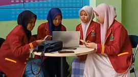 Tangkap Layar (Mahasiswa UIN Madura tengah Mengenakan Jas Almamater yang Baru) Dok. Tiktok @inazuyyinah