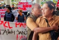 Foto: 

Ketua Perkasa Pamekasan saat aksi Demontrasi Pedagang Kaki Lima (PKL) eks Arek Lancor melakukan unjuk rasa menuntut janji penataan tempat usaha di depan Kantor Bupati Pamekasan