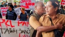 Foto: 
Ketua Perkasa Pamekasan saat aksi Demontrasi Pedagang Kaki Lima (PKL) eks Arek Lancor melakukan unjuk rasa menuntut janji penataan tempat usaha di depan Kantor Bupati Pamekasan