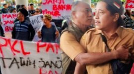 Foto: 

Ketua Perkasa Pamekasan saat aksi Demontrasi Pedagang Kaki Lima (PKL) eks Arek Lancor melakukan unjuk rasa menuntut janji penataan tempat usaha di depan Kantor Bupati Pamekasan