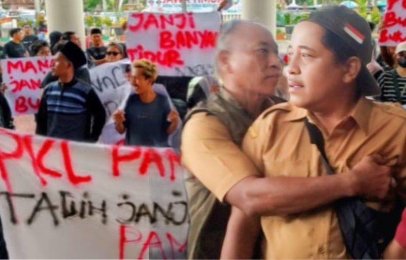 Foto: 
Ketua Perkasa Pamekasan saat aksi Demontrasi Pedagang Kaki Lima (PKL) eks Arek Lancor melakukan unjuk rasa menuntut janji penataan tempat usaha di depan Kantor Bupati Pamekasan