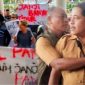 Foto: 

Ketua Perkasa Pamekasan saat aksi Demontrasi Pedagang Kaki Lima (PKL) eks Arek Lancor melakukan unjuk rasa menuntut janji penataan tempat usaha di depan Kantor Bupati Pamekasan