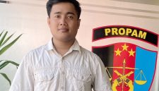 Foto : Ketua Umum Dear Jatim, A. Faisol, saat mendatangi Bidpropam Polda Jawa Timur untuk menanyakan tindak lanjut laporan dugaan ketidakprofesionalan penyidik Satreskrim Polres Pamekasan, Kamis (16/10/2025).