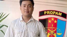 Foto : Ketua Umum Dear Jatim, A. Faisol, saat mendatangi Bidpropam Polda Jawa Timur untuk menanyakan tindak lanjut laporan dugaan ketidakprofesionalan penyidik Satreskrim Polres Pamekasan, Kamis (16/10/2025).