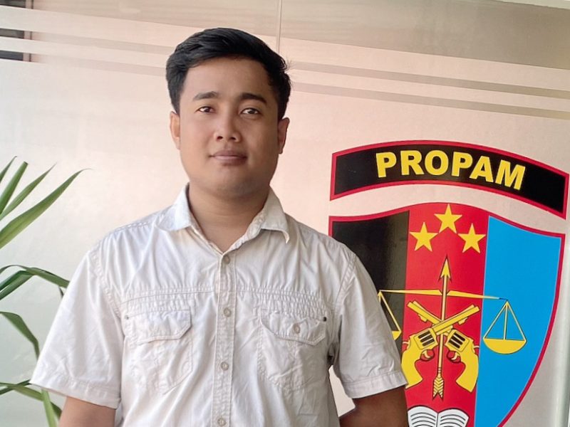Foto : Ketua Umum Dear Jatim, A. Faisol, saat mendatangi Bidpropam Polda Jawa Timur untuk menanyakan tindak lanjut laporan dugaan ketidakprofesionalan penyidik Satreskrim Polres Pamekasan, Kamis (16/10/2025).