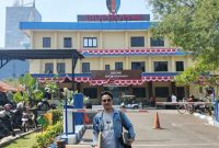 Foto : Muhammad Sutrisno Aktivis Dear Jatim di depan Gedung Bidpropam Polda Jatim, Kamis (9/10/2025), usai berkoordinasi dengan anggota Bidpropam terkait rencana pelaporan penanganan kasus Pokir Sumenep ke Propam dan Irwasum Polri.