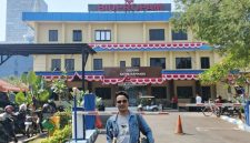 Foto : Muhammad Sutrisno Aktivis Dear Jatim di depan Gedung Bidpropam Polda Jatim, Kamis (9/10/2025), usai berkoordinasi dengan anggota Bidpropam terkait rencana pelaporan penanganan kasus Pokir Sumenep ke Propam dan Irwasum Polri.