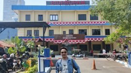 Foto : Muhammad Sutrisno Aktivis Dear Jatim di depan Gedung Bidpropam Polda Jatim, Kamis (9/10/2025), usai berkoordinasi dengan anggota Bidpropam terkait rencana pelaporan penanganan kasus Pokir Sumenep ke Propam dan Irwasum Polri.