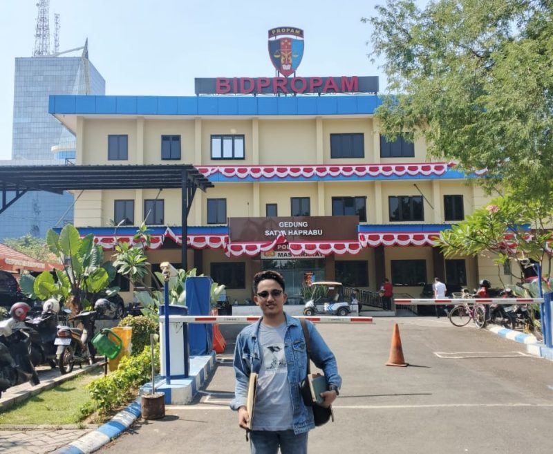 Foto : Muhammad Sutrisno Aktivis Dear Jatim di depan Gedung Bidpropam Polda Jatim, Kamis (9/10/2025), usai berkoordinasi dengan anggota Bidpropam terkait rencana pelaporan penanganan kasus Pokir Sumenep ke Propam dan Irwasum Polri.