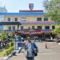 Foto : Muhammad Sutrisno Aktivis Dear Jatim di depan Gedung Bidpropam Polda Jatim, Kamis (9/10/2025), usai berkoordinasi dengan anggota Bidpropam terkait rencana pelaporan penanganan kasus Pokir Sumenep ke Propam dan Irwasum Polri.