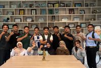 Foto: Para anggota Komunitas Pradilan Semu JUSTFORCE Universitas Bahaudin Mudhary Madura (UNIBA Madura) berpose bersama setelah menyampaikan sikap penolakan terhadap wacana penetapan Soeharto sebagai Pahlawan Nasional, di Sumenep, Senin (10/11/2025).
(Dok. JUSTFORCE UNIBA Madura)