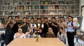 Foto: Para anggota Komunitas Pradilan Semu JUSTFORCE Universitas Bahaudin Mudhary Madura (UNIBA Madura) berpose bersama setelah menyampaikan sikap penolakan terhadap wacana penetapan Soeharto sebagai Pahlawan Nasional, di Sumenep, Senin (10/11/2025).
(Dok. JUSTFORCE UNIBA Madura)