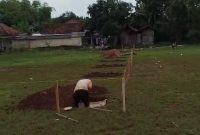 Foto : Lapangan sepak bola Desa Saroka, Kecamatan Saronggi, Kabupaten Sumenep, tengah digarap secara sepihak untuk pembangunan Koperasi Merah Putih, memicu protes dari warga setempat