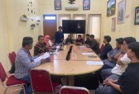 Foto : Mahasiswa yang tergabung dalam Ikatan Mahasiswa Independen (IMI) saat menggelar audiensi bersama Rektor Universitas PGRI Sumenep, Kamis (13/11/2025), membahas transparansi penyaluran KIP Kuliah 2025