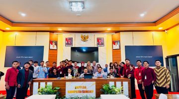 Foto : Para pemateri, panitia, dan peserta berpose bersama seusai rangkaian acara Deklarasi dan Diskusi Publik JUSTFORCE UNIBA Madura bertema “Ambang Batas Militer dalam Ranah Sipil”, yang digelar di Ruang Rapat Bappeda Kabupaten Sumenep, Minggu (30/11/2025). Foto ini menggambarkan antusiasme dan kolaborasi mahasiswa dalam membangun ruang intelektual kritis dan dialog akademik.