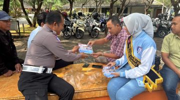 Foto : Anggota Satlantas Polres Sumenep bersama Duta Lalu Lintas membagikan brosur edukasi keselamatan berkendara kepada dosen dan karyawan Universitas Wiraraja Sumenep dalam rangka Ops Zebra Semeru 2025