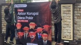 Foto: Peserta Aksi Bisu Dear Jatim Sumenep memegang poster Ketua DPRD Sumenep, Zainal Arifin, dan Wakil Ketua DPRD Sumenep sekaligus Ketua DPC Partai Demokrat, Indra Wahyudi, di depan Mapolres Sumenep, Selasa (9/12/2025).