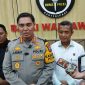 Foto: Kepala Bidang Hubungan Masyarakat (Kabid Humas) Polda Jawa Timur, Kombes Pol Jules Abraham Abast, menyampaikan keterangan pers kepada awak media terkait penangkapan tersangka kasus perusakan rumah nenek Elina, di Mapolda Jatim, Surabaya.