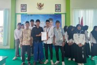 Foto; serah terima jabatan demisioner ach rofiqi & masruhil sebagai ketua terpilih dewan pimpinan wilayah (DPW) forum komunikasi mahasiswa santri Banyuanyar (FKMSB) Pamekasan.