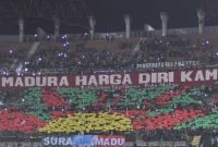 Foto: Kebersamaan suporter Madura United bersama Bonek Mania di Stadion Gelora Bung Tomo, Surabaya, menunjukkan semangat persaudaraan dan sportivitas antarpendukung sepak bola.