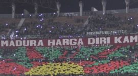 Foto: Kebersamaan suporter Madura United bersama Bonek Mania di Stadion Gelora Bung Tomo, Surabaya, menunjukkan semangat persaudaraan dan sportivitas antarpendukung sepak bola.