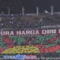 Foto: Kebersamaan suporter Madura United bersama Bonek Mania di Stadion Gelora Bung Tomo, Surabaya, menunjukkan semangat persaudaraan dan sportivitas antarpendukung sepak bola.