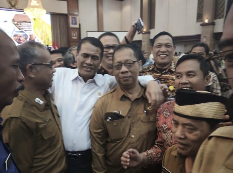 Foto: Kepala Dinas Ketahanan Pangan dan Pertanian Kabupaten Sumenep, Chainur Rasyid, bersama Menteri Pertanian RI Andi Amran Sulaiman usai mengikuti Koordinasi Percepatan Pelaksanaan Program Pembangunan Pertanian Tahun Anggaran 2026 di Gedung Kementerian Pertanian Republik Indonesia