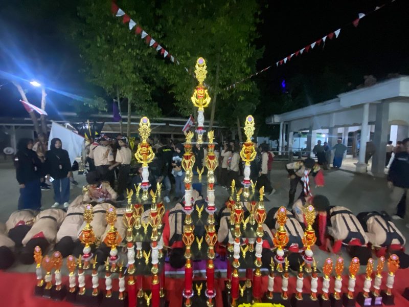 Foto: Deretan trophy juara yang berhasil diraih kontingen Pramuka Pondok Pesantren Mambaul Hikmah (Scout PMH) pada ajang Jambore Swasta (Jamsta) 2026, Sabtu (7/2/2026). Scout PMH sukses membawa pulang total 19 trophy, termasuk juara umum putra dan putri serta Trophy Champion, sebagai bukti dominasi di tengah persaingan 35 kontingen se-regional Madura.
