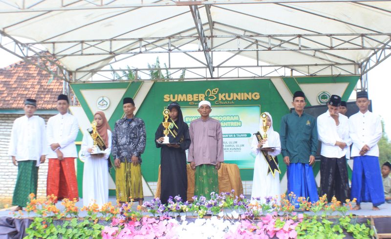Foto; Penobatan peserta terbaik evaluasi program pesantren darul ulum sumber kuning yang ke - 5 di dampingi asatidz pesantren beserta walinya.