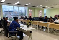 Pengurus Dewan Eksekutif Mahasiswa (DEMA) Universitas Islam Negeri Madura menyampaikan aspirasi dan tuntutan mahasiswa dalam audiensi bersama jajaran rektorat di ruang rapat kampus, Pamekasan, Kamis (26/2/2026). Pertemuan tersebut membahas sejumlah isu krusial, mulai dari kesejahteraan mahasiswa berprestasi hingga transparansi kebijakan dan anggaran institusi.