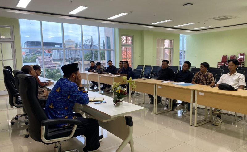 Pengurus Dewan Eksekutif Mahasiswa (DEMA) Universitas Islam Negeri Madura menyampaikan aspirasi dan tuntutan mahasiswa dalam audiensi bersama jajaran rektorat di ruang rapat kampus, Pamekasan, Kamis (26/2/2026). Pertemuan tersebut membahas sejumlah isu krusial, mulai dari kesejahteraan mahasiswa berprestasi hingga transparansi kebijakan dan anggaran institusi.